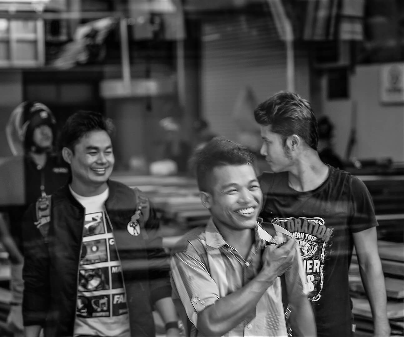 ai a peaceful mind - Arbeiter Möbelfabrik in Myanmar